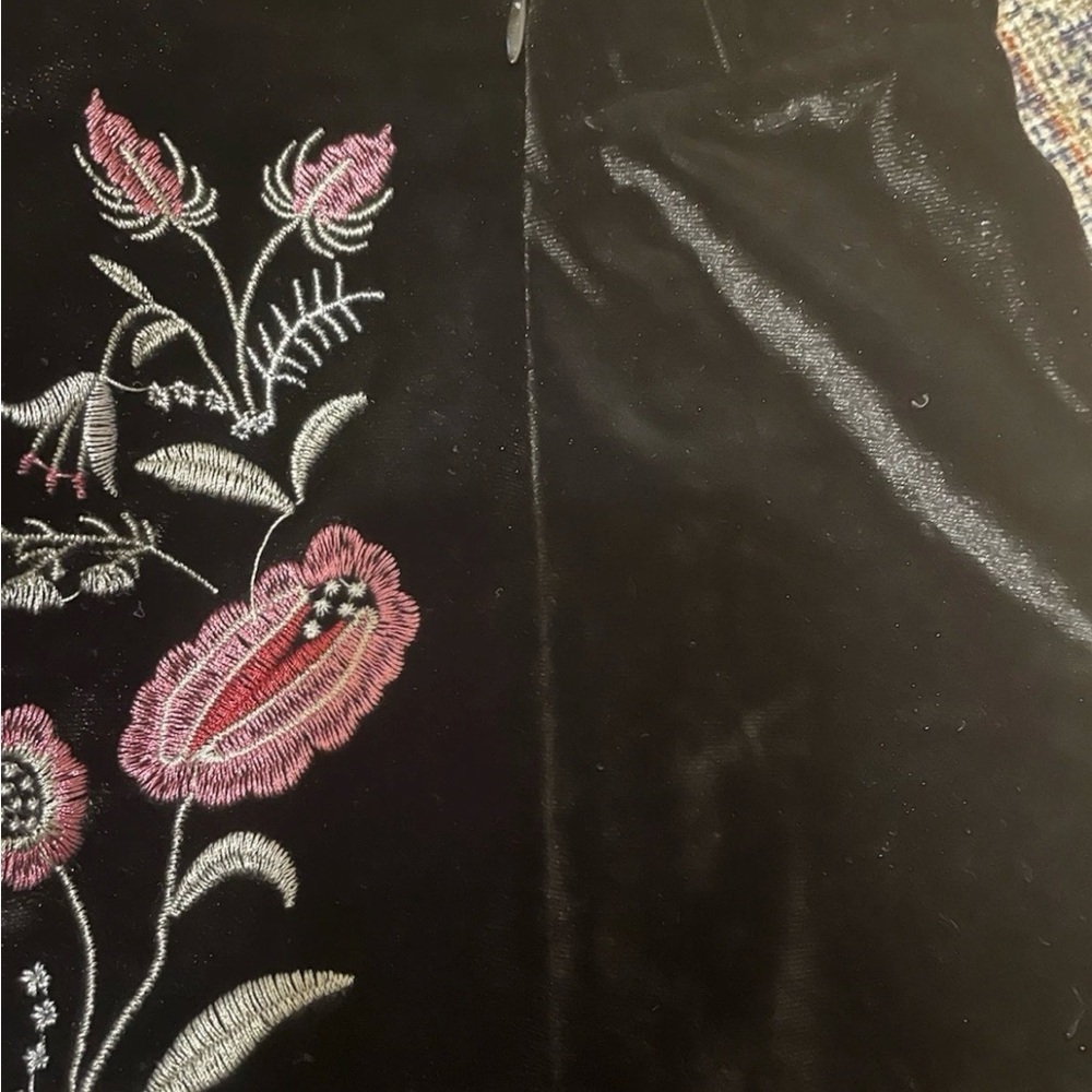Simple Black Velvet Mini Skirt with Pink and White Floral‎ Embroidery - Picture 2 of 3
